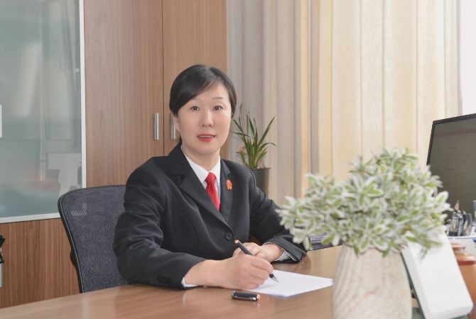 滨城区法院党组书记、院长  李静